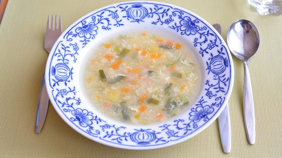 Dostali jsme i domácí polévku, kuře s fazolkami a šťouchanými bramborami a jako dezert koláč s borůvkami | foto: Martin Čuřík Dostali jsme i domácí polévku, kuře s fazolkami a šťouchanými bramborami a jako dezert koláč s borůvkami