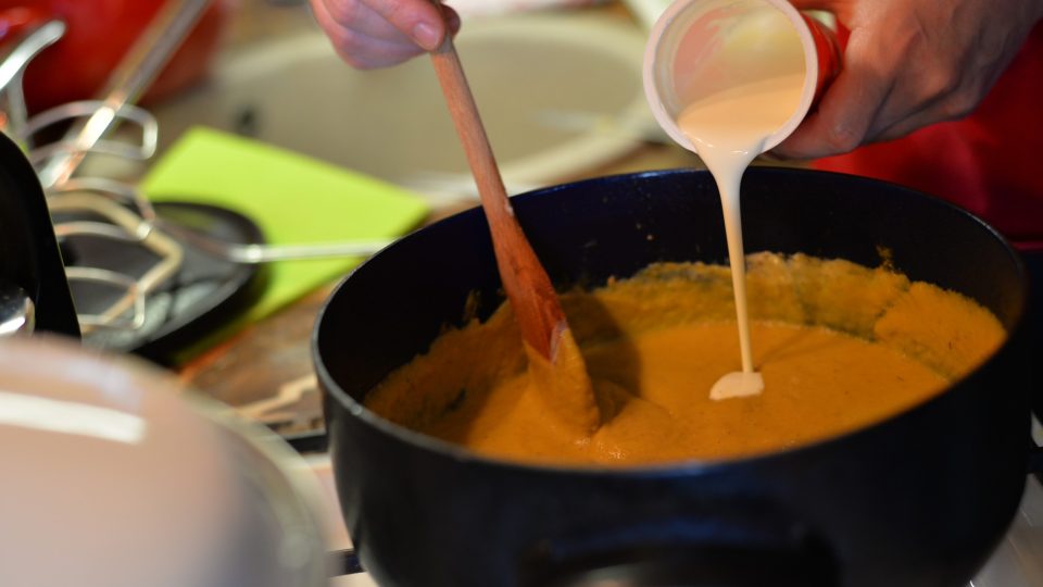 Maso a pytlík s kořením poté vyndáme, zeleninu se šťávou rozmixujeme, přidáme smetanu Maso a pytlík s kořením poté vyndáme, zeleninu se šťávou rozmixujeme, přidáme smetanu