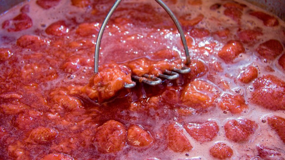 Vyrobit z jahod džem není vůbec složité