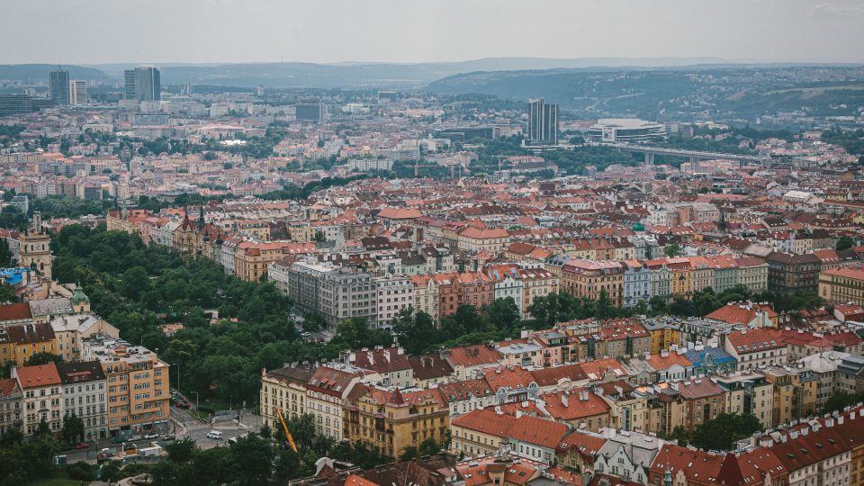 Pohled na Vinohrady a Pankráckou pláň. Vpravo nahoře Kongresové centrum Praha a Nuselský most, který se klene nad Nuslemi. Postaven byl v letech 1967–1973 podle návrhu architekta Stanislava Hubičky