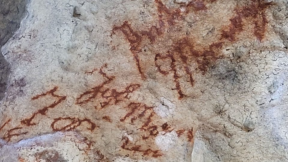 Nápisy najdeme v jeskyních i na méně frekventovaných místech