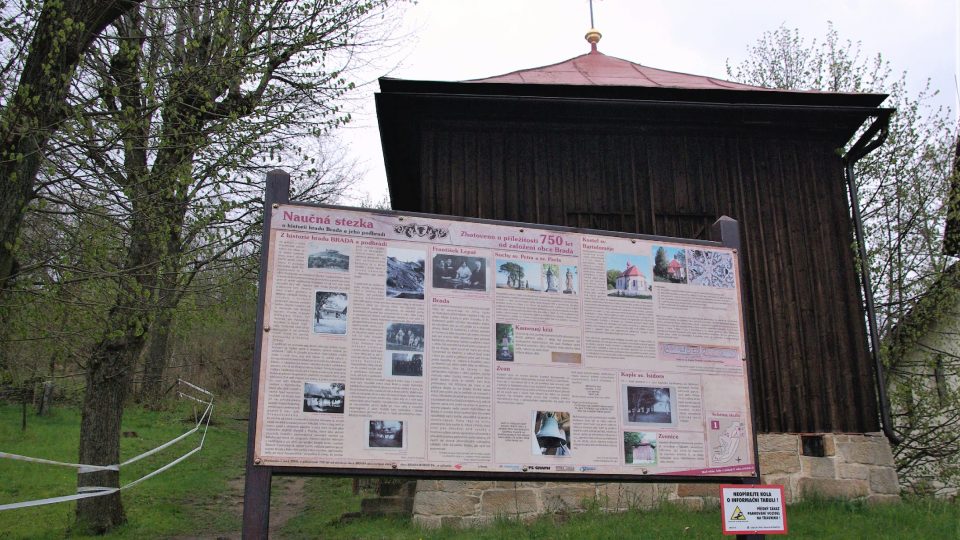 Na naučné stezce o historii hradu Brada a jeho podhradí