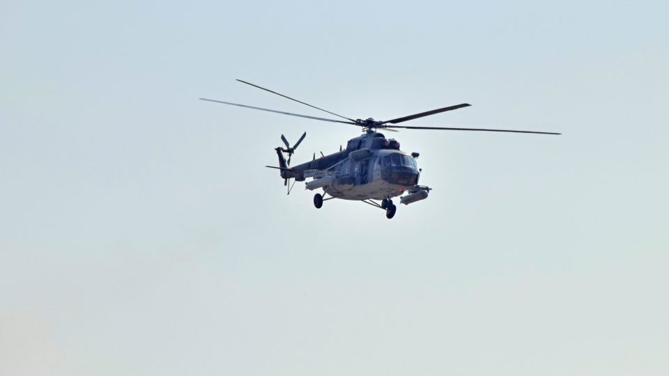 Obráncům rozvodny pomáhá vrtulník