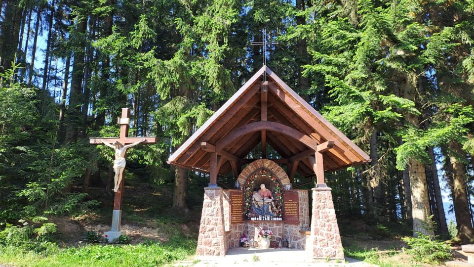 Že jdete slovenskou stranou, poznáte podle množství kapliček. Tady je jedna kousek nad Doroťankou | foto: Romana Kubicová, Český rozhlas Že jdete slovenskou stranou, poznáte podle množství kapliček. Tady je jedna kousek nad Doroťankou