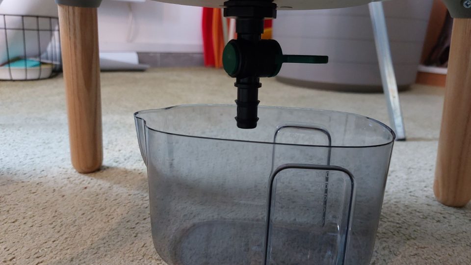 Vypouštění žížalího čaje u většího vermikompostéru | foto: Irena Šarounová, Český rozhlas Vypouštění žížalího čaje u většího vermikompostéru