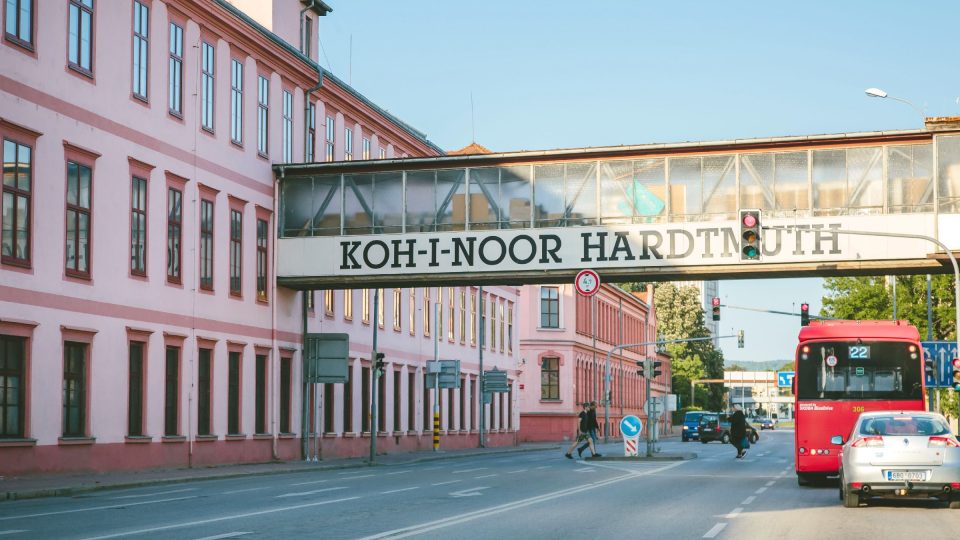 V roce 1848 Josephův syn Carl Hardtmuth přesídlil s výrobou tužek do nově postavené továrny v Českých Budějovicích. Po úspěchu ikonické dřevěné žluté tužky 1500 došlo k převzetí jména KOH-I-NOOR do názvu firmy