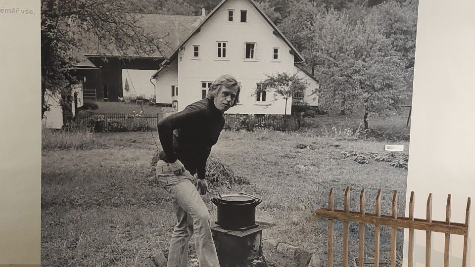 Václav Havel na Hrádečku a část původního plotu, který vyrobil