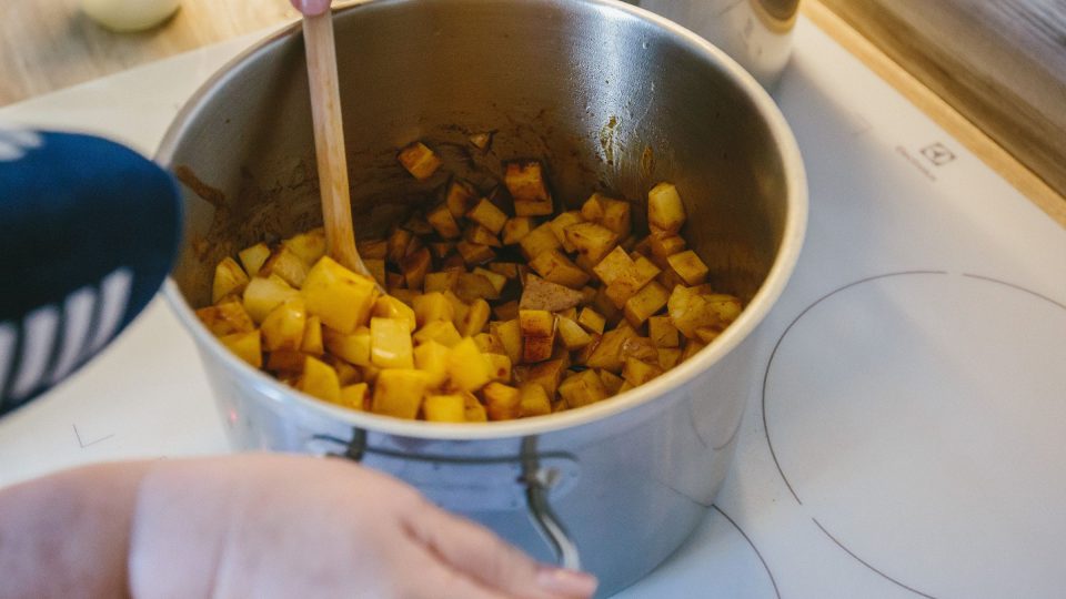 Papriku krátce orestujeme na sádle a vmícháme brambory