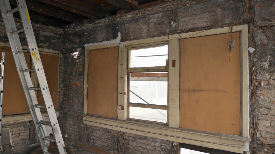 Rekonstrukcí prošla okna, schody, střecha i zdivo