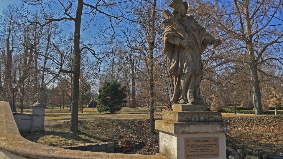 Socha sv. Jana Nepomuckého v zámeckém parku v Ostrově