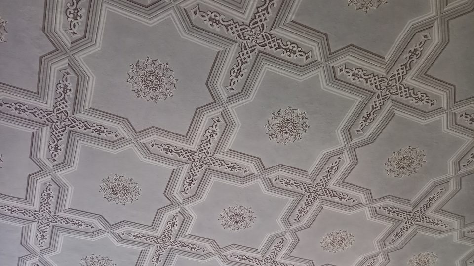 Zrestaurované stropní malby ve vestibulu
