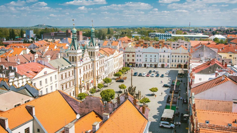 Pernštýnské náměstí je centrem městské památkové rezervace vyhlášené roku 1964. Náměstí má rozlohu zhruba 6 200 m2 a nachází se zde 30 domů