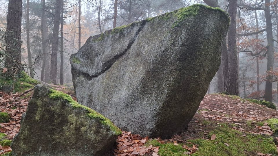 Boží kámen působí jako zkamenělá loď | foto: Markéta Vejvodová, Český rozhlas Boží kámen působí jako zkamenělá loď