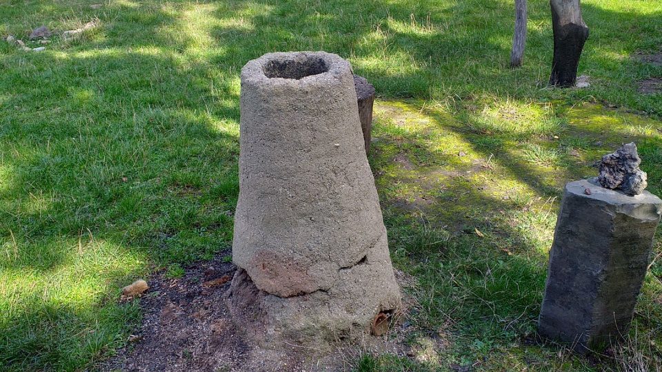 V Archeoskanzenu Březno jsou představeny i první pokusy o tavbu železné rudy