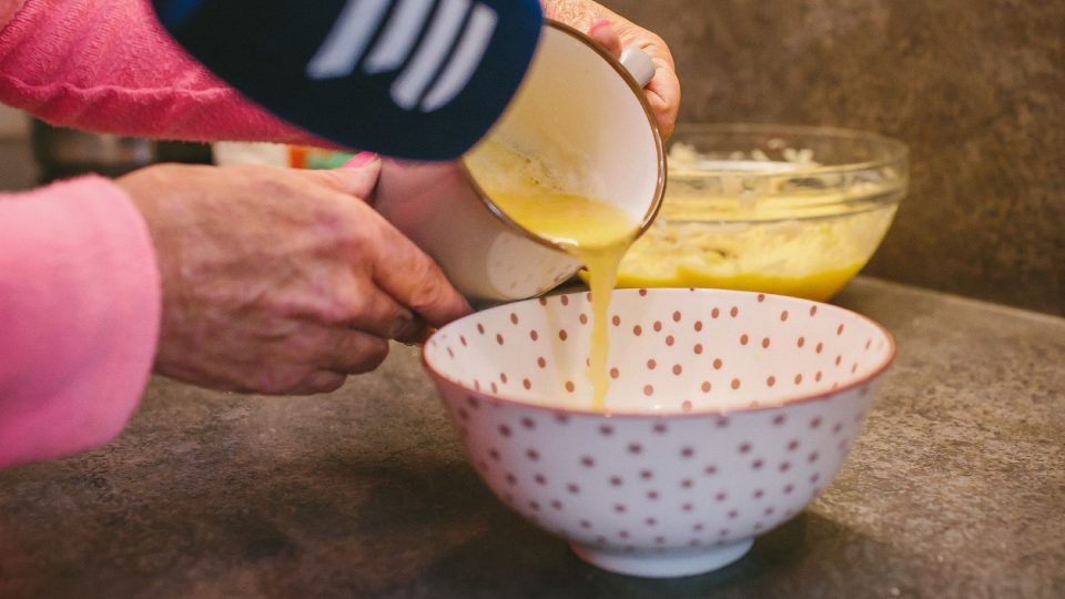 Vodu z brambor slijeme a do těsta využijeme usazený škrob