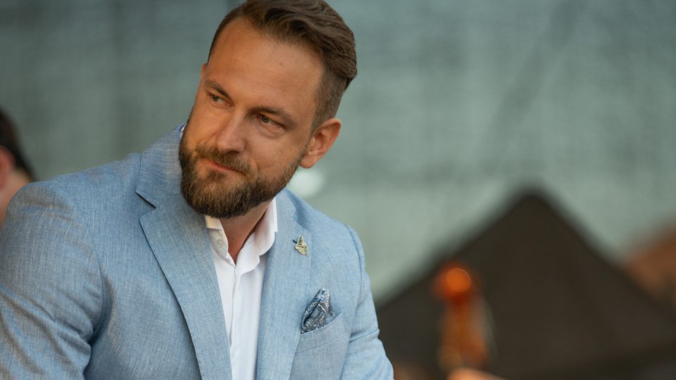 Zpěvák a skladatel Adam Uličný během benefičního koncertu v Řepištích