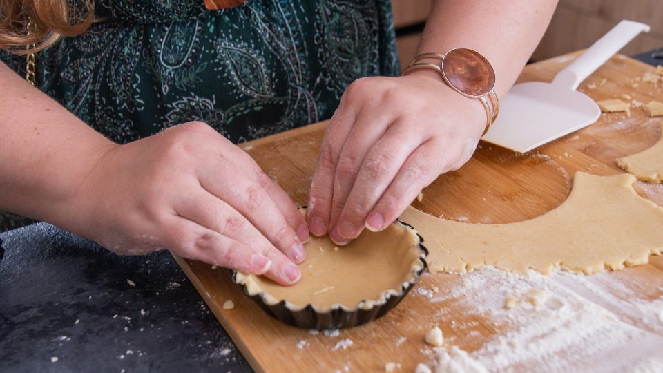 Těsto zlehka vtlačíme do formiček | foto: Martin Čuřík Těsto zlehka vtlačíme do formiček