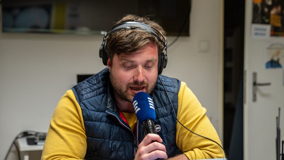 Jiří Kokmotos čte z mailů které chodí během vysílání | foto: Michal Okleštěk Jiří Kokmotos čte z mailů které chodí během vysílání