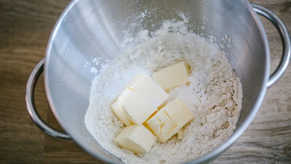 Máslo na těsto musí být studené a nakrájené na menší kousky