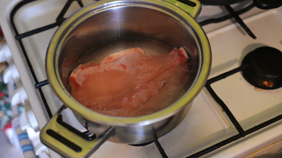 Do hrnce s vodou vložíme filet z ½ kapra i s kůží, přidáme sůl a vaříme 2 minuty | foto: Martin Čuřík Do hrnce s vodou vložíme filet z ½ kapra i s kůží, přidáme sůl a vaříme 2 minuty