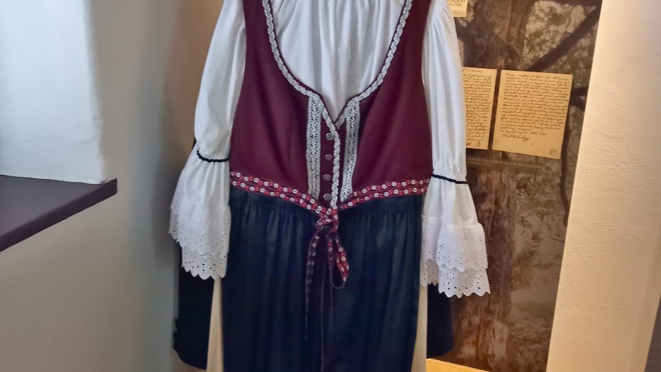 Ukázka hodslavských krojů. Expozice je interaktivní, dětské i dospělé krojové kostýmy si návštěvník může vyzkoušet a vyfotit se | foto: Petra Štrymplová, Český rozhlas Ukázka hodslavských krojů. Expozice je interaktivní, dětské i dospělé krojové kostýmy si návštěvník může vyzkoušet a vyfotit se
