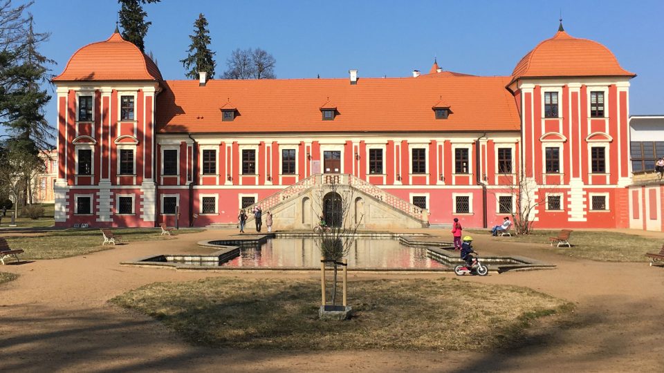 Palác princů v zámeckém parku v Ostrově