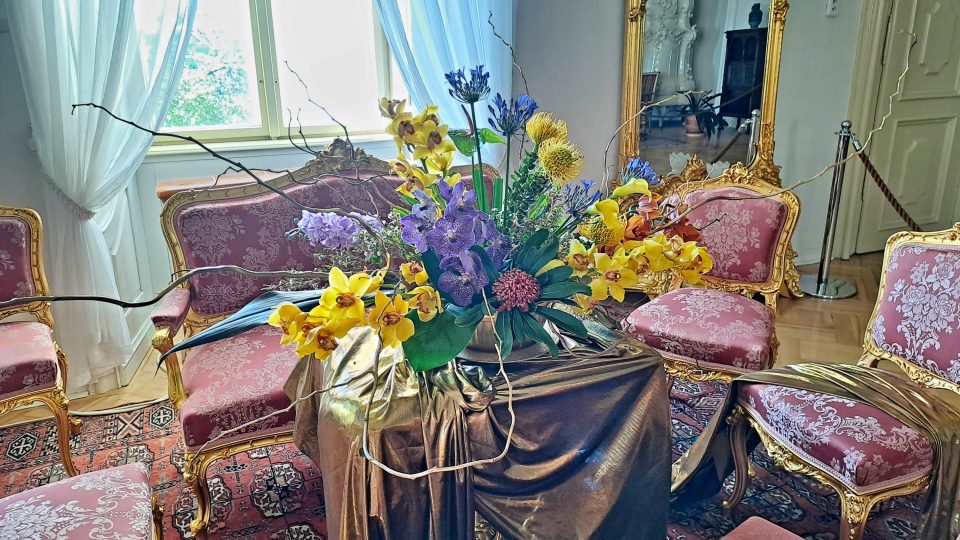 Za květinovou výzdobou stojí florista Slávek Rabušic
