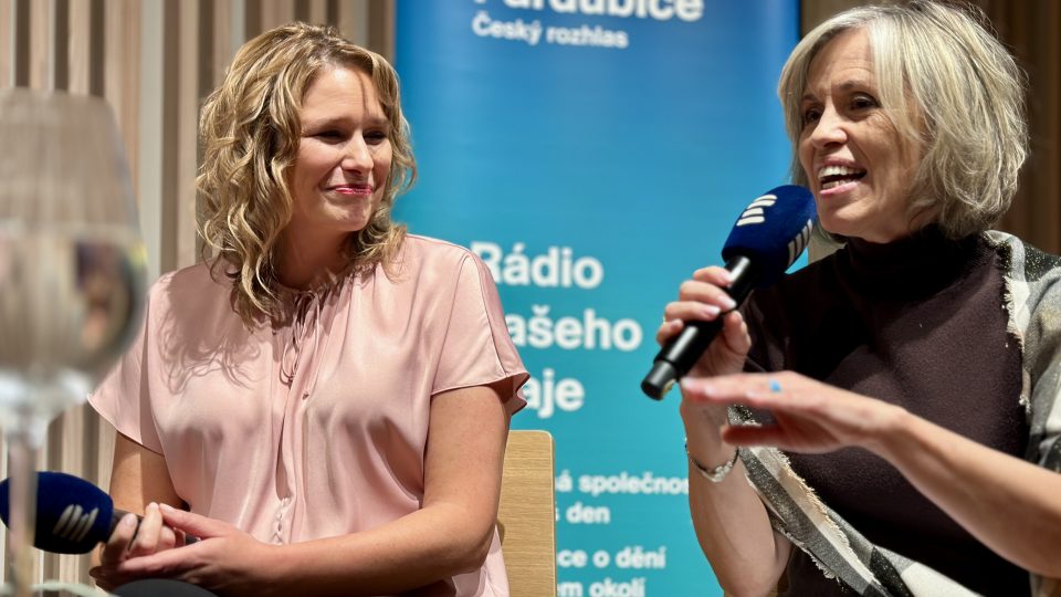 Nahrávka silvestrovských Záletů Aleny Zárybnické s moderátorkami pořadu Sama doma | foto: Zdeněk Novák, Český rozhlas Nahrávka silvestrovských Záletů Aleny Zárybnické s moderátorkami pořadu Sama doma