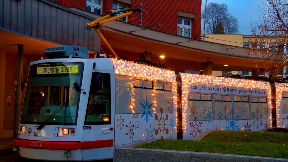 Vánočně vyzdoben je také jeden moderní model tramvaje