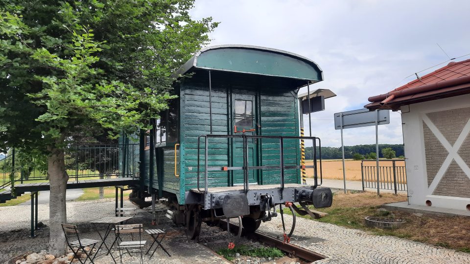 Netradiční ubytování v poštovním voze v Úvalnu u Krnova | foto: Iva Havlíčková, Český rozhlas Netradiční ubytování v poštovním voze v Úvalnu u Krnova