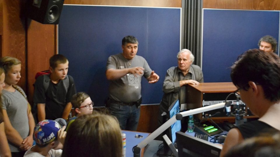 Vysílací studio a Artur Kubica (uprostřed)