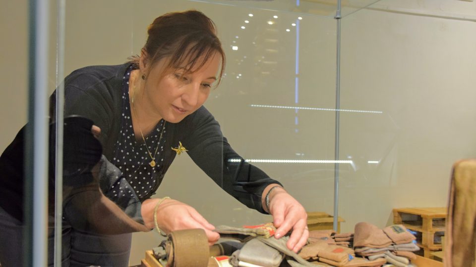 Monika Chromečková připravuje výstavu starého zboží z obchodu
