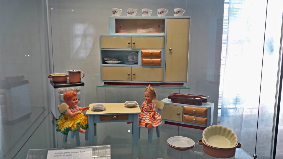 Dětská kuchyňka z lakovaného dřeva, polovina 20. století