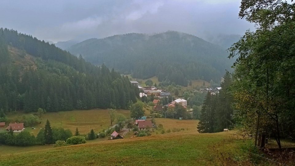 Pohled do údolí na obec Velké Karlovice