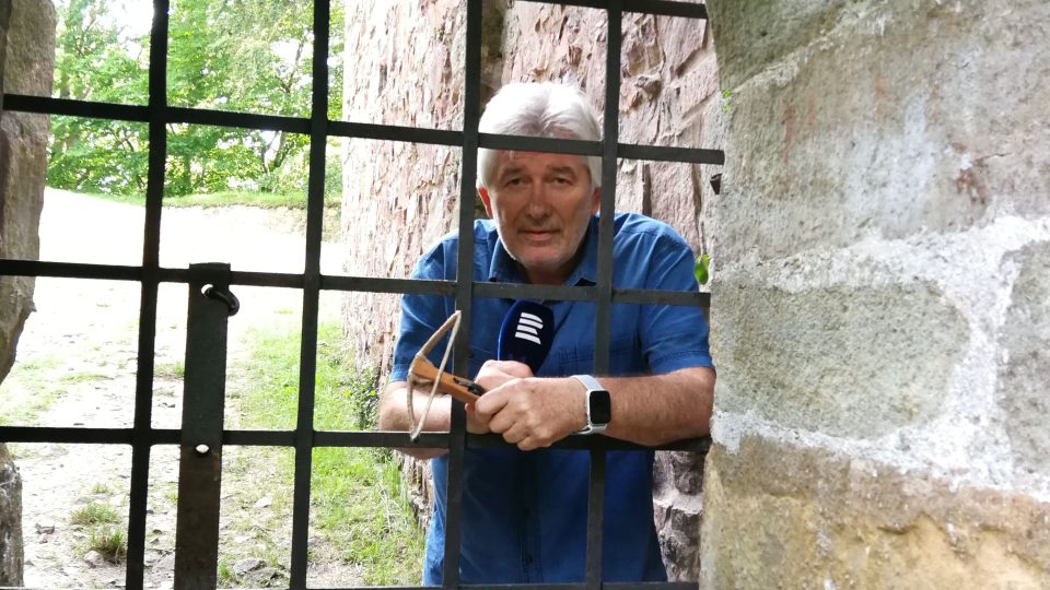 Brána hradu Litice - vyzbrojen mikrofonem a kuší