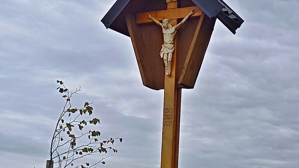 Covidový kříž řezbáře Pavla Kufy