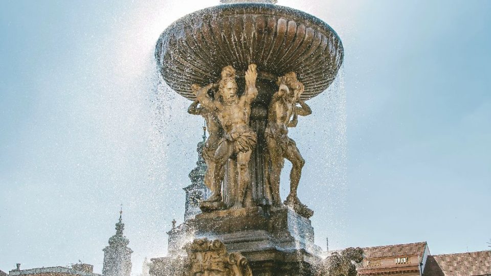 Samsonova kašna na náměstí Přemysla Otakara II. je jednou z největších barokních kašen ve střední Evropě. Velikou mušli při stavbě vezlo 62 koní a kvůli velkým rozměrům museli nechat rozšířit tehdejší Vídeňskou bránu
