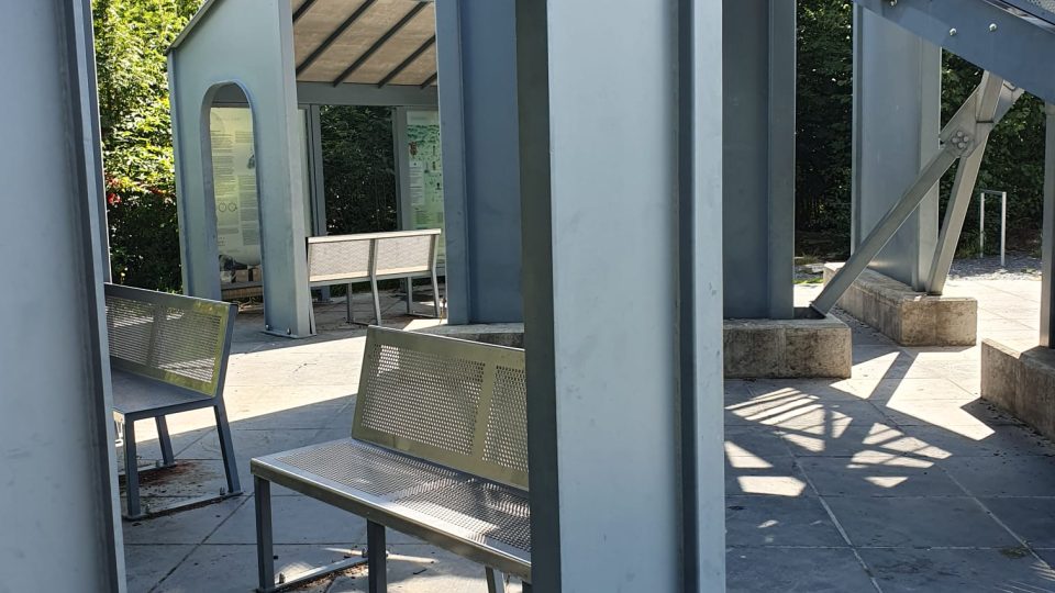 Posezení pod rozhlednou | foto: Petra Štrymplová, Český rozhlas Posezení pod rozhlednou