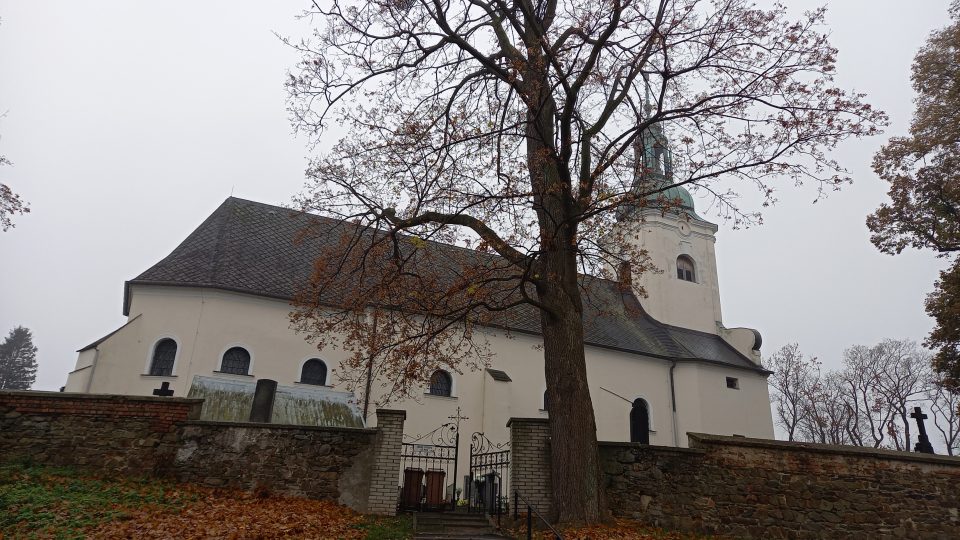 Kostel stojí na vyvýšenině v centru původní vsi