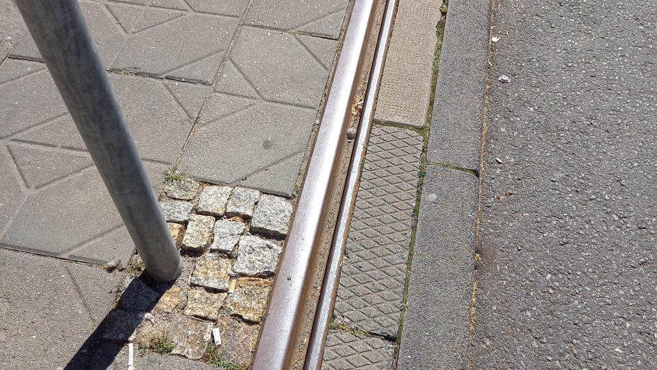 Připomínka někdejší tramvajové trasy, která spojovala polskou a českou část města | foto: Petra Štrymplová, Český rozhlas Připomínka někdejší tramvajové trasy, která spojovala polskou a českou část města