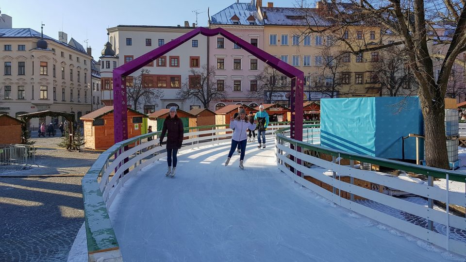 Zimní sportovci na náměstí v Jihlavě