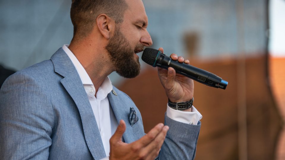 Adam Uličný na Letním benefičním koncertu filmové a populární hudby 2023 v Řepištích