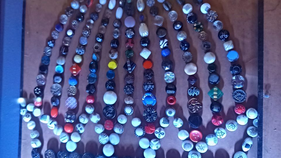 Z bohaté sbírky knoflíků | foto: Petra Štrymplová, Český rozhlas Z bohaté sbírky knoflíků