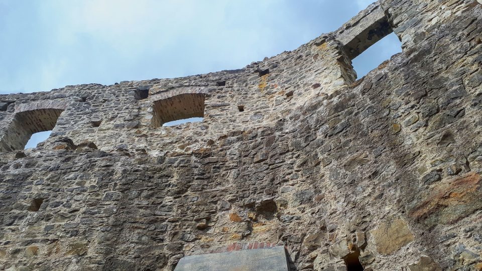 Vysoké zdi velkého paláce dodnes naznačují jednotlivá patra