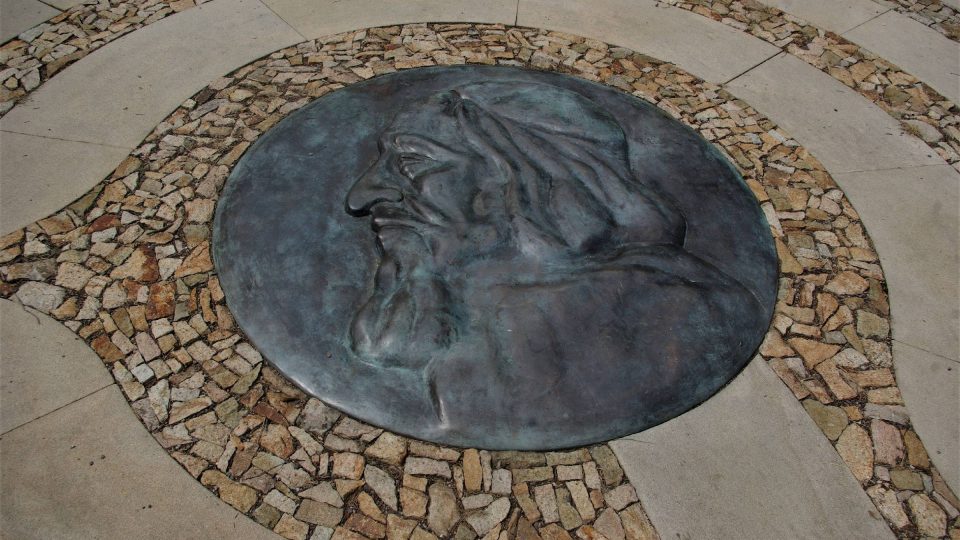 Bronzová podobizna Komenského uprostřed labyrintu