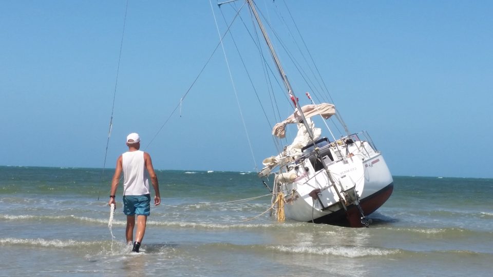 Smutný pohled na mou Alyi II. na mělčině | foto: archiv M. Dolečka Smutný pohled na mou Alyi II. na mělčině