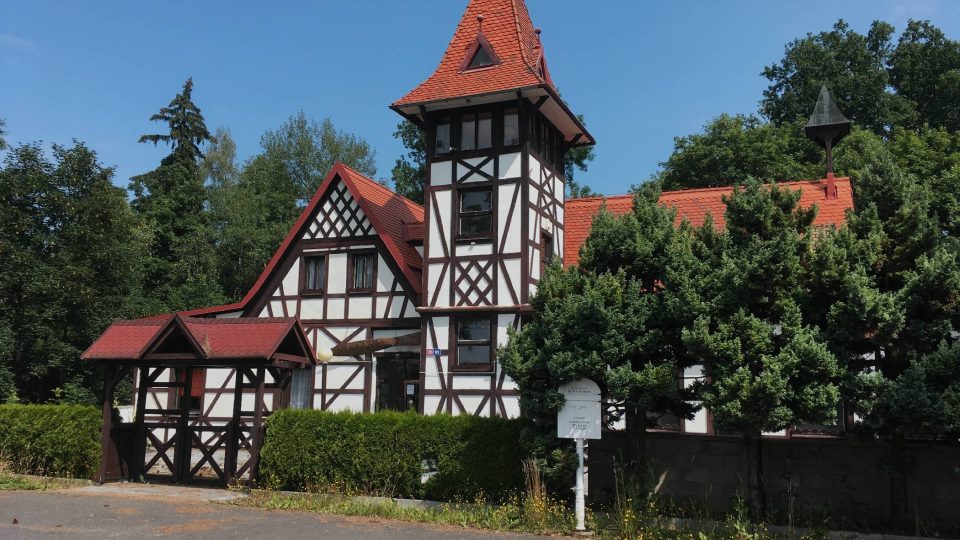 Výletní restaurace u rybníka Amerika je postavená ve stylu chebských hrázděných statků | foto: Jana Strejčková, Český rozhlas Výletní restaurace u rybníka Amerika je postavená ve stylu chebských hrázděných statků