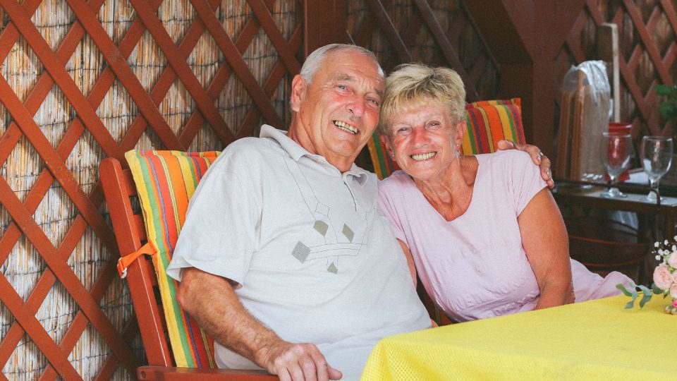 Manželé Soukupovi si užívají pohodu v pergole | foto: Jana Volková Manželé Soukupovi si užívají pohodu v pergole