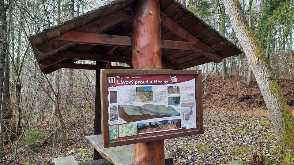 Než k místu vystoupáte od domů nedaleko Meziny, narazíte na ceduli naučné stezky a také posezení | foto: Iva Havlíčková, Český rozhlas Než k místu vystoupáte od domů nedaleko Meziny, narazíte na ceduli naučné stezky a také posezení