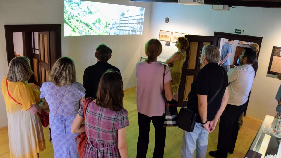 Lidé sledují videoprezentaci v rodném domě Františka Palackého